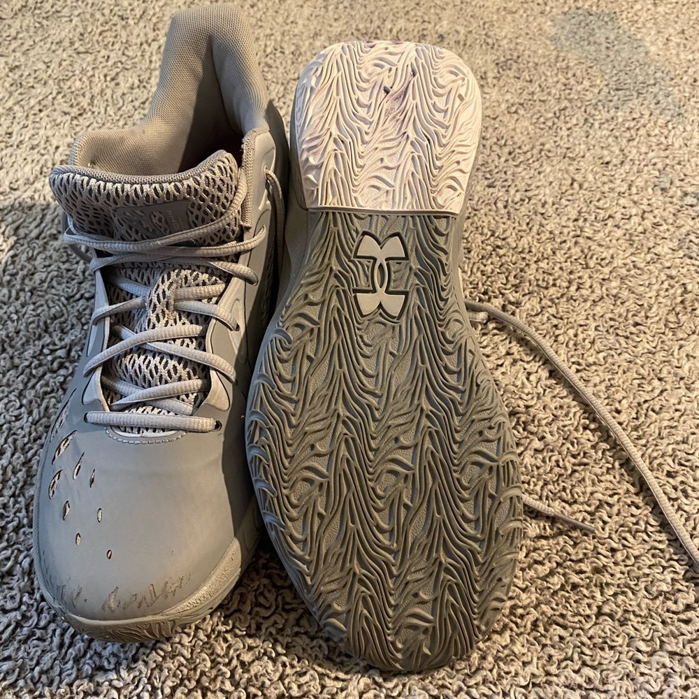 Under armor HOVR MENS SIZE 10.5 womens size 12